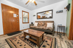 Parkside Cottage - Newly remodeled cabin walking distance to the lake and Village! Arcade Table!